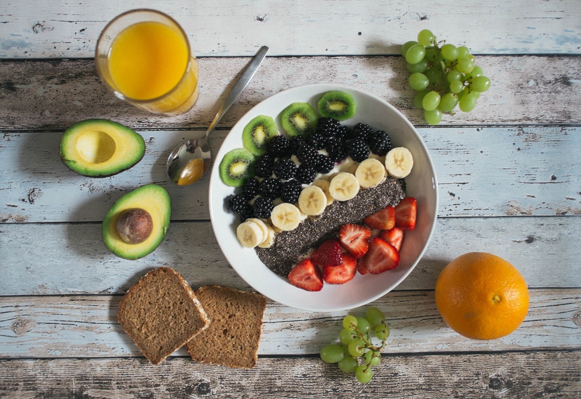 Frische Gemüsezutaten und Obst aus biologischem Anbau